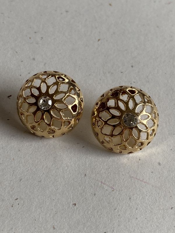 Gullknapper med hullmønster og bling