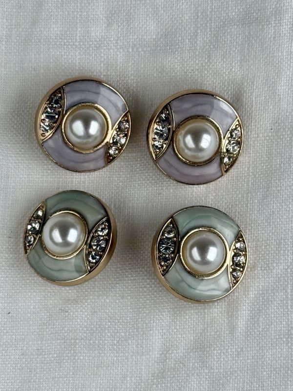 Emaljert med perle og bling