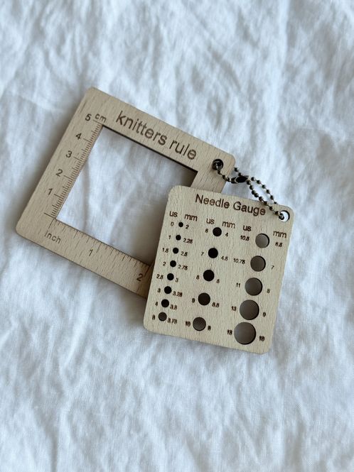 Hovedbilde Strikkefasthet og pinnestørrelse måler tre