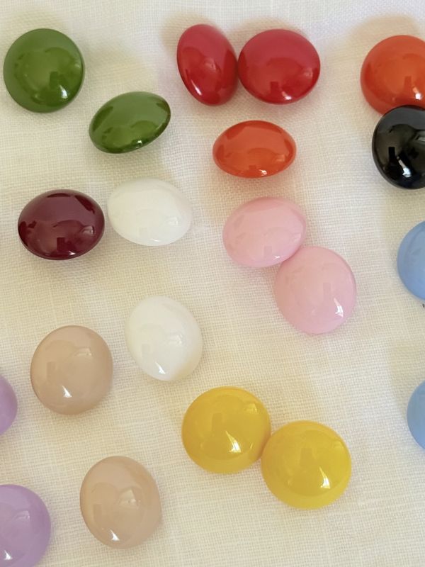 Fargeglade knapper 18mm
