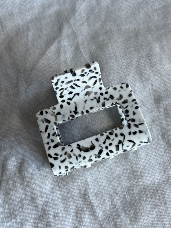 Prikkete hårklype kort hvit