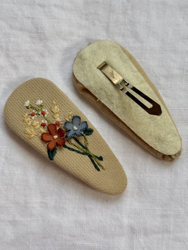 Broderte hårspenner - beige