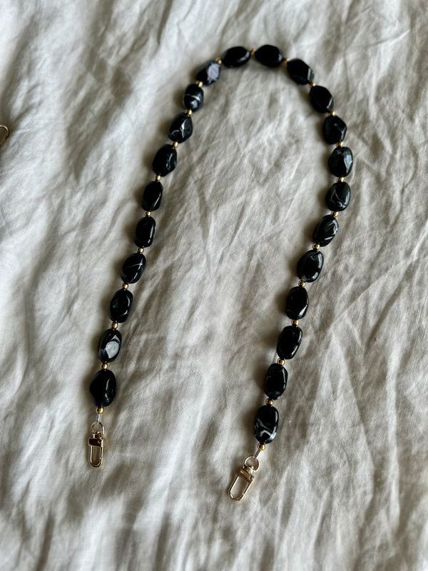 Perler på en snor lenke - sort marmor