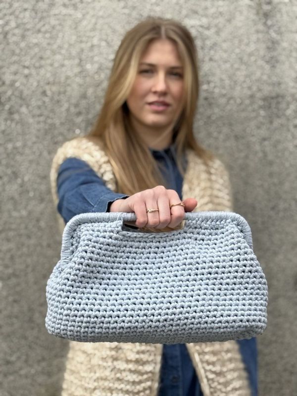 Clutch with handle