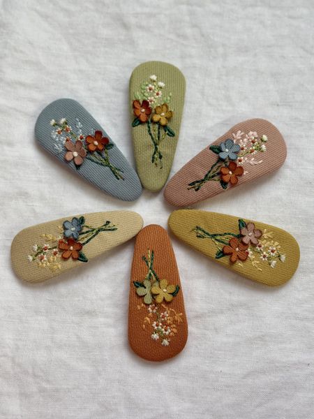 Hovedbilde Broderte hårspenner - gul